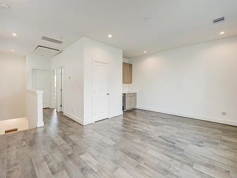 5839 Dolores St — Photo 29