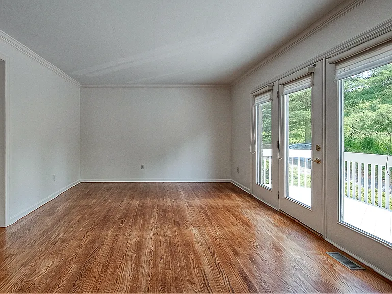 618 Essex Ct — Photo 24