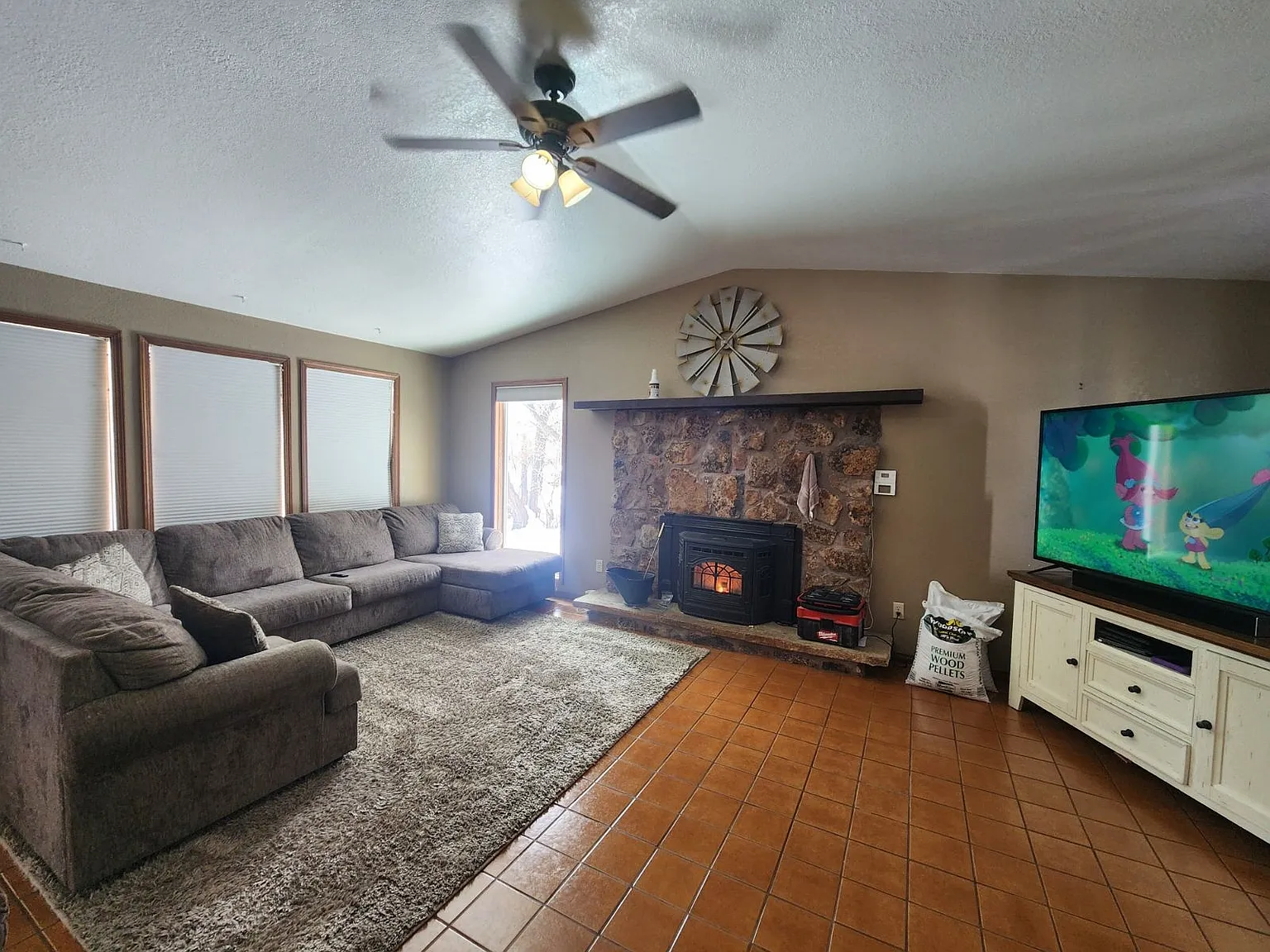 4 bed, 2334 sqft, $1,650 — Photo 3