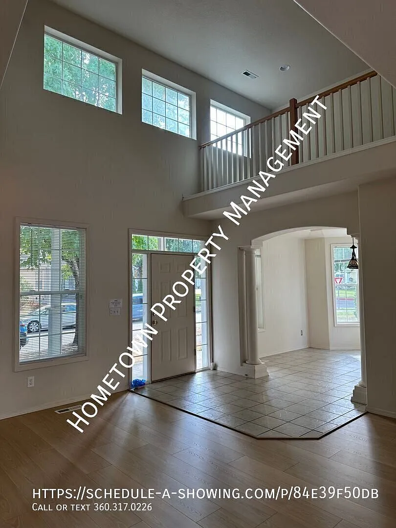 Spacious 3 Bedroom w/Bonus! — Photo 2