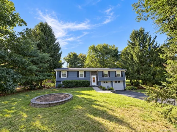545 N Quaker Lane, Hyde Park, NY 12538