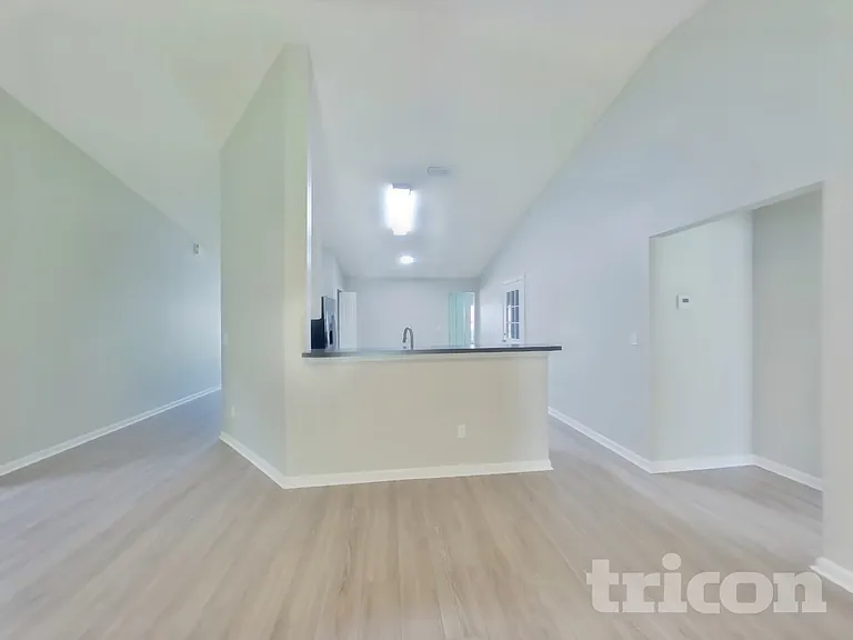 6676 Southern Oaks Dr — Photo 2
