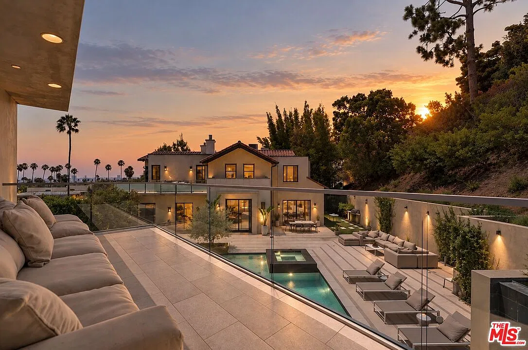 7 bed, 10.0 bath, 7130 sqft, $40,000 — Photo 1