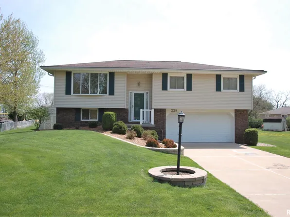 228 S Castle Dr, Dunlap, IL 61525