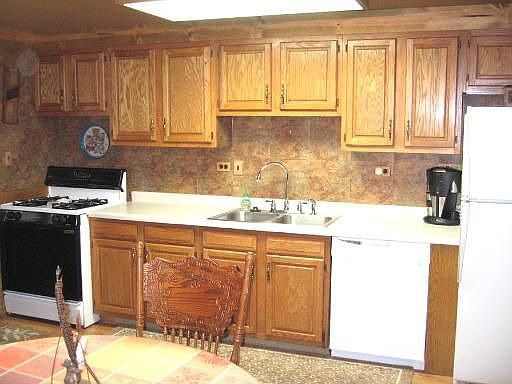 3rd image of 1422 Windsor Cir