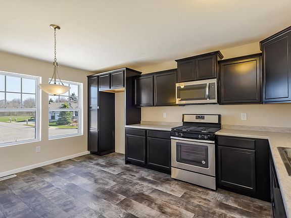 5th image of 77 Foxtail Dr