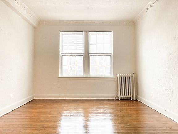 3rd image of 1725 Van Dyke St #22