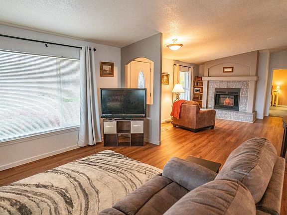 3rd image of 663 Royalty Cir NE