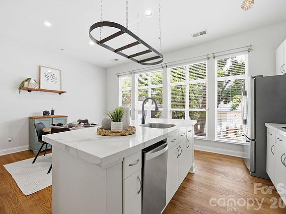 4th image of 906 Garden District Dr