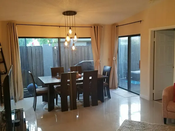 241 Meadows Dr, Boynton Beach, FL 33436