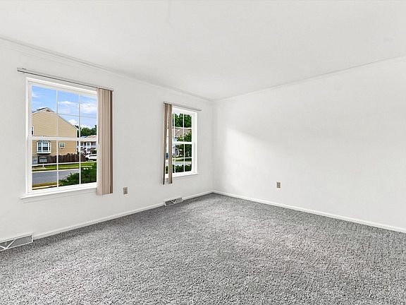 3rd image of 915 Rue Madora Dr