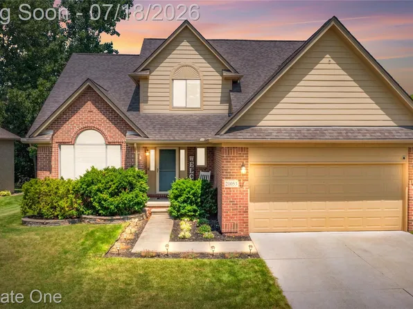 21053 Oak Ridge Dr, Clinton Township, MI 48036