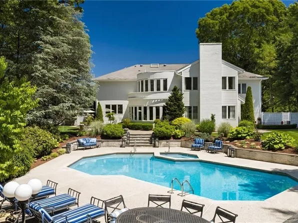 4 Jones Cir, Barrington, RI 02806