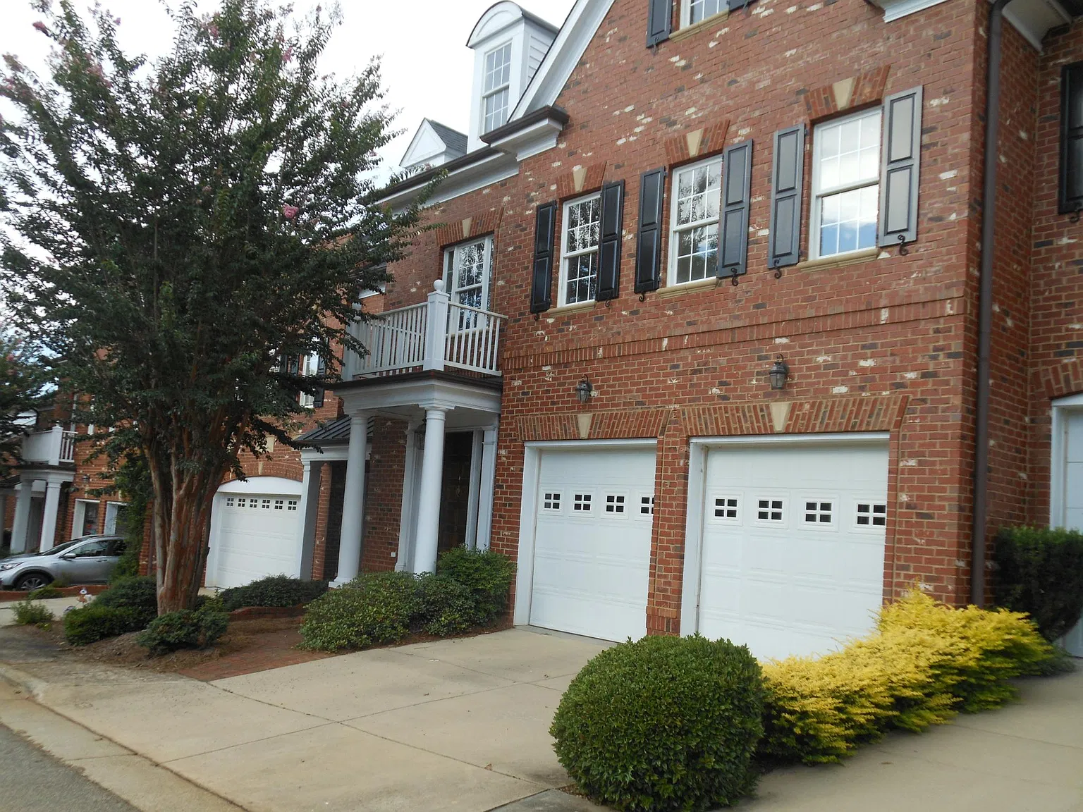 4 bed, 3.5 bath, 3879 sqft, $3,995 — Photo 2