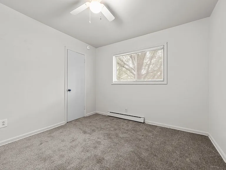 2 Bed, 1 Bath Townhome - Renovated