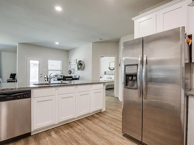 593 Jamestown Ln — Photo 9