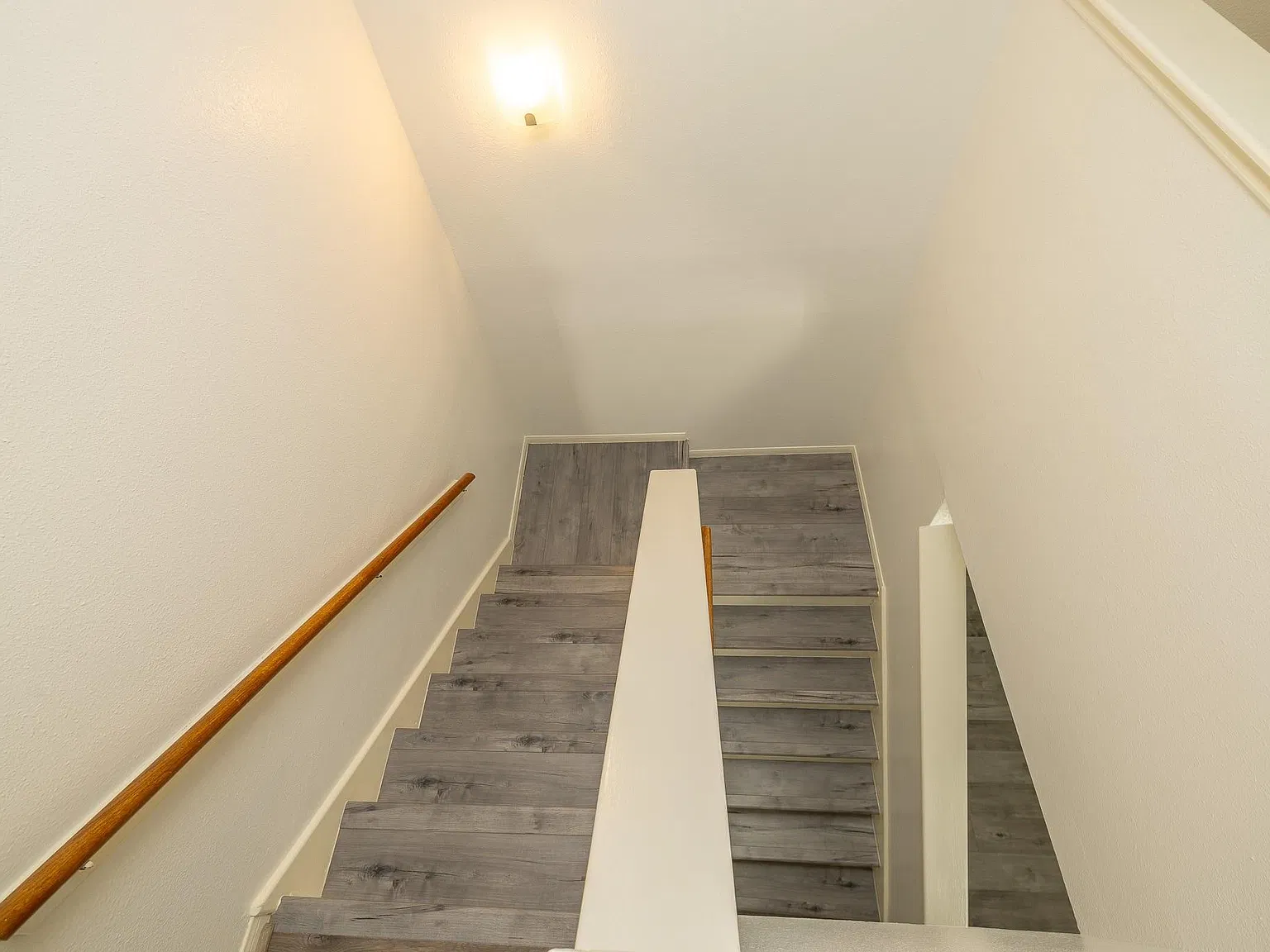 1 bed, 1.5 bath, 946 sqft, $1,025 — Photo 2