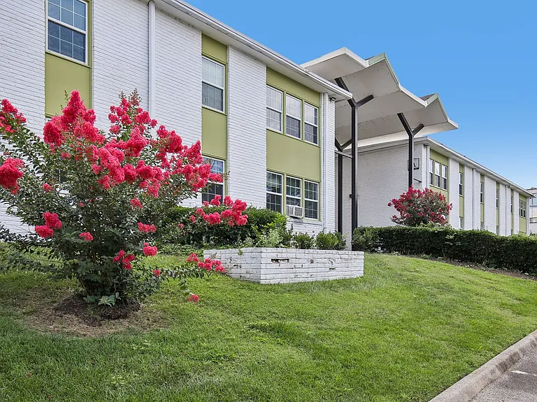 Chateau Apartments - Newly Renovated 1, 2 & 3-Bedrooms at 24th & Hillsboro Village — Photo 18