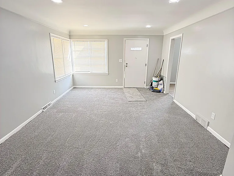 17633 Henry St — Photo 3