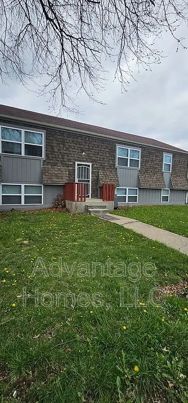 2 bed, 1.0 bath, 900 sqft, $950 — Photo 1