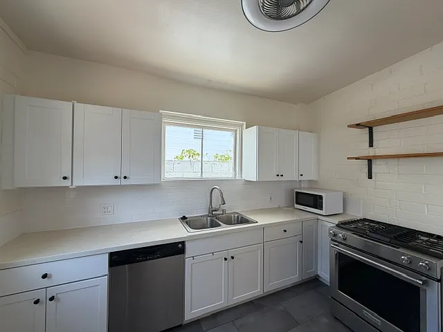 560 31st St — Photo 10