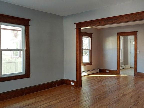 3rd image of 33 Crest St