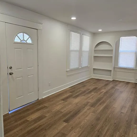 709 E James St — Photo 3