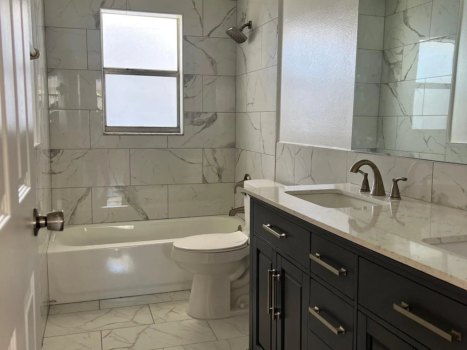 1 bed, 1.5 bath, 700 sqft, $1,300 — Photo 3