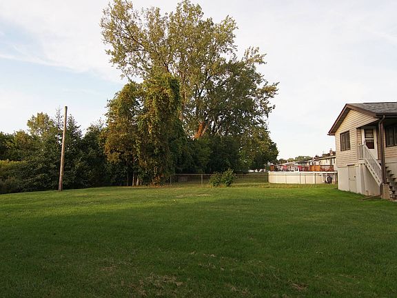 5th image of 28 Royal Brook Ln
