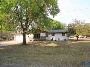 205 N Sun Crest Rd, Sioux Falls, SD 57107