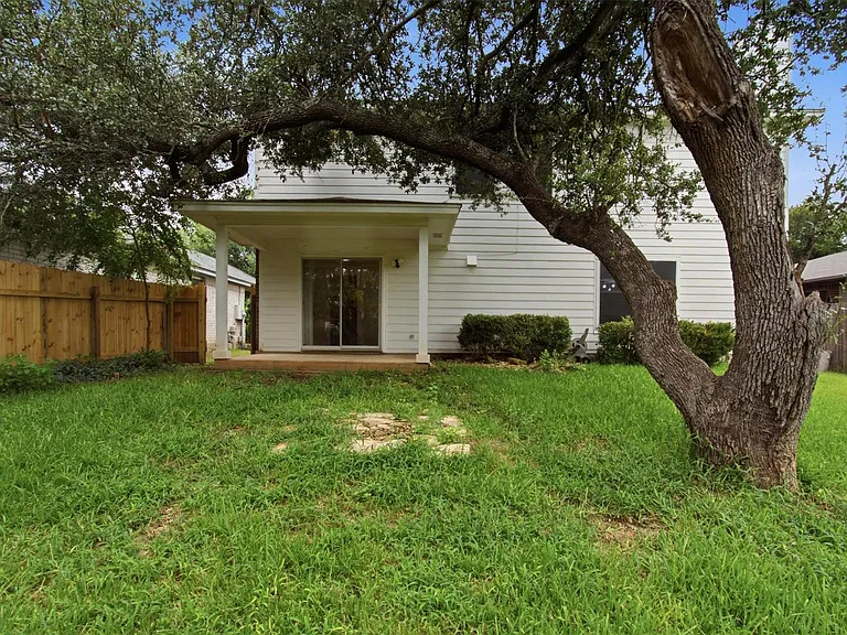 1806 Carriage Hills Trl — Photo 30