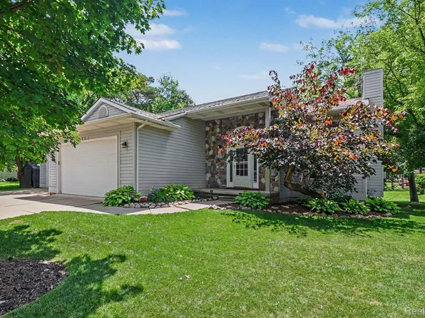 2460 Livernois Dr, Howell, MI 48843