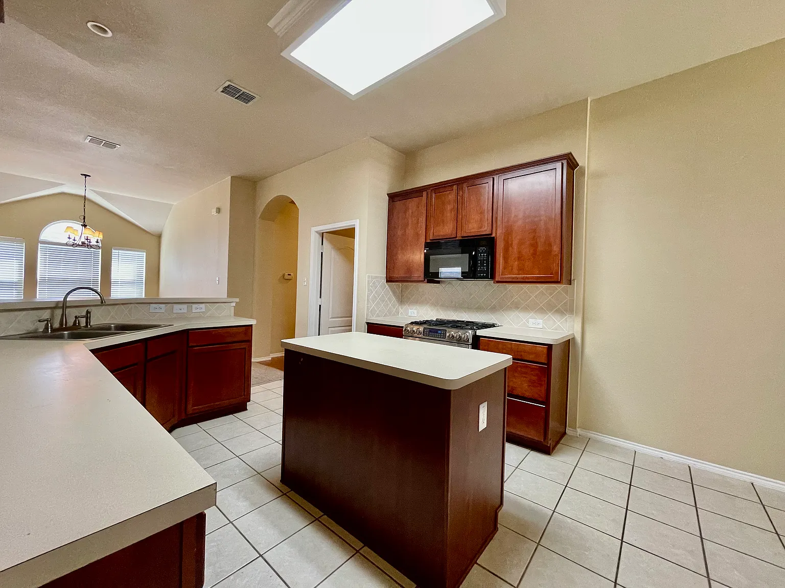 3 bed, 1843 sqft, $2,295 — Photo 2