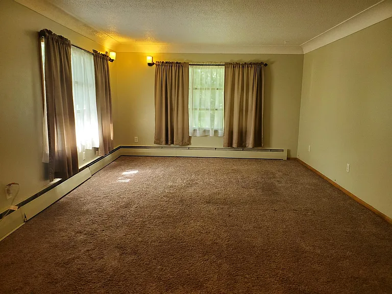 904 W River Rd — Photo 14