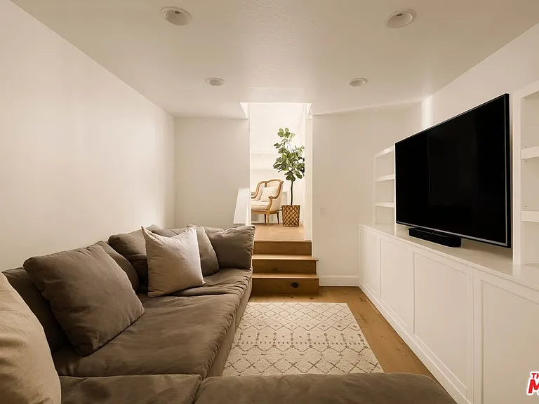 3414 N Knoll Dr — Photo 5