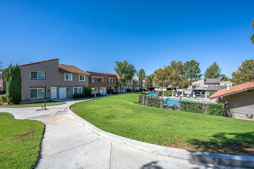 3 bed, 1285 sqft, $3,100 — Photo 3
