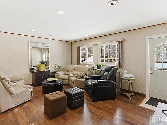 4th image of 10 Cranston Rd