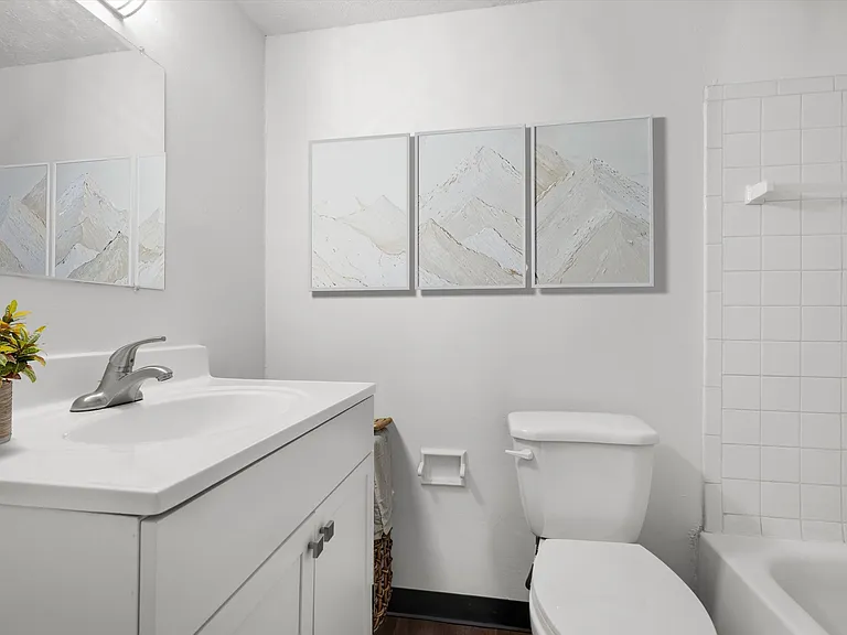Edgewood Court Apartments — Photo 6