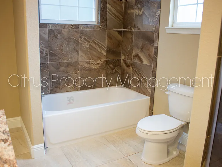 2419 S Shine Ave — Photo 17