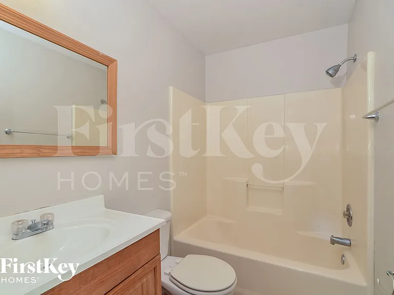 122 Barrington Dr — Photo 16