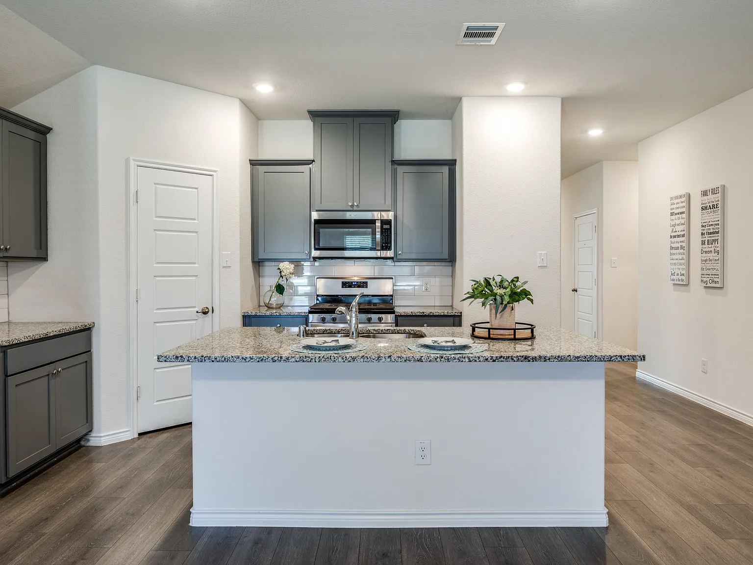 4 bed, 1855 sqft, $2,350 — Photo 4