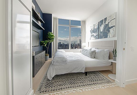 4th image of 3 Court Sq APT 3801