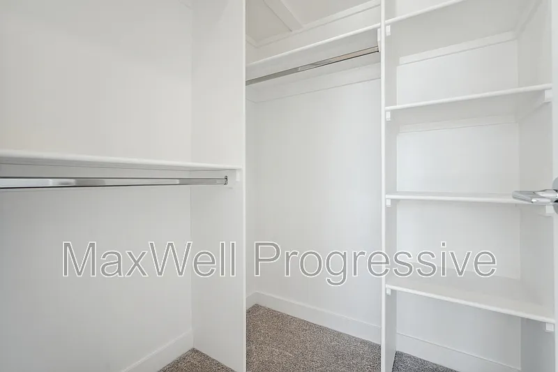 2 bed, 2.5 bath, 980 sqft, $1,945 — Photo 2