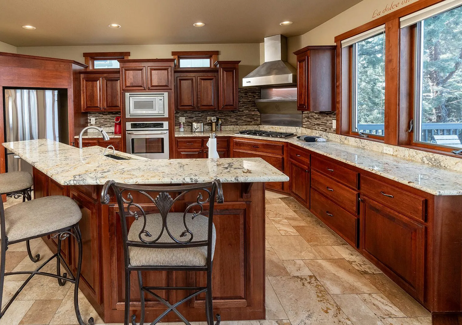 Large spectacular home with all the bells and whistles! Furnished monthly rental — Photo 4