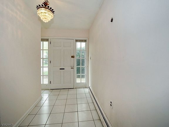 3rd image of 7 Williamsburg Dr
