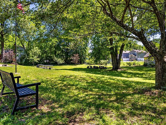 5th image of 215 Morningside Dr