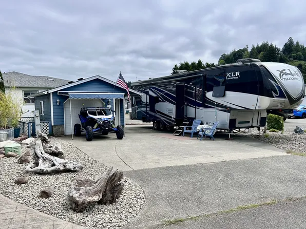 3 Pond Ln, Lakeside, OR 97449