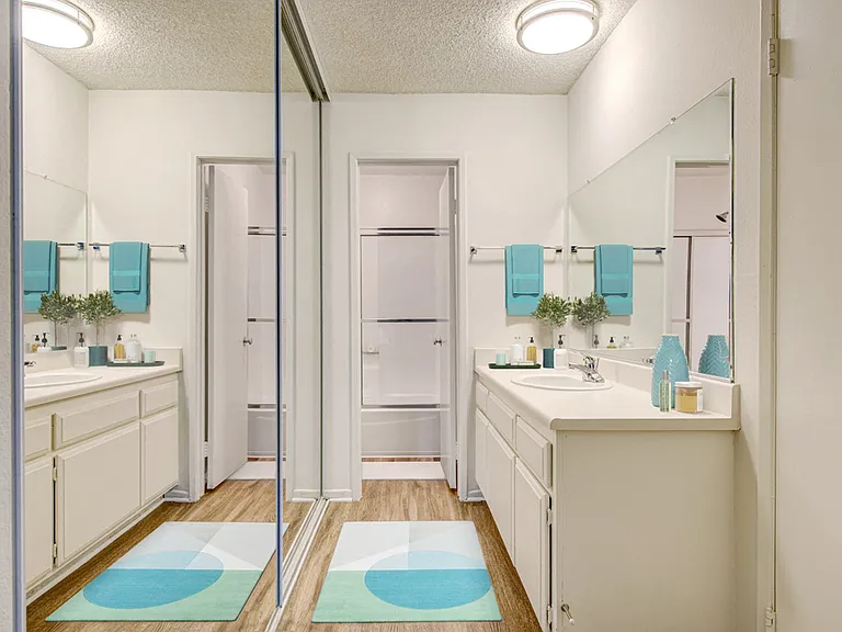 Village Pointe Apartments — Photo 8