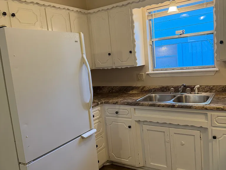 1004 Hampton Dr — Photo 3