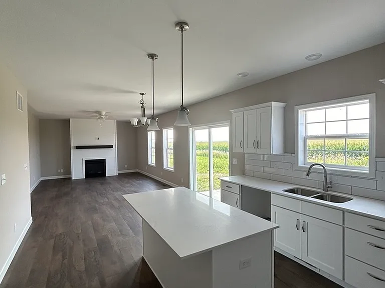 1504 Warwick Dr — Photo 6